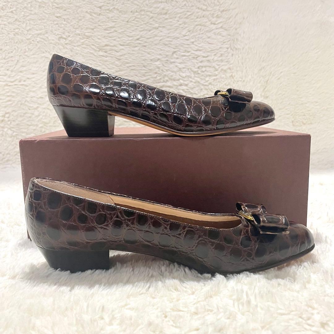 未使用級 サルヴァトーレフェラガモ ヴァラ 型押しレザー パンプス 5.5