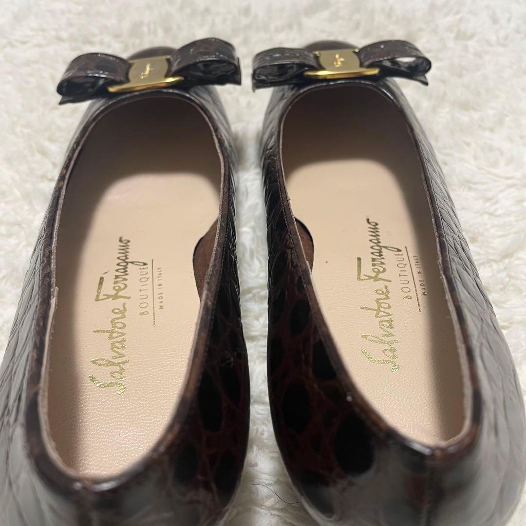 未使用級 サルヴァトーレフェラガモ ヴァラ 型押しレザー パンプス 5.5