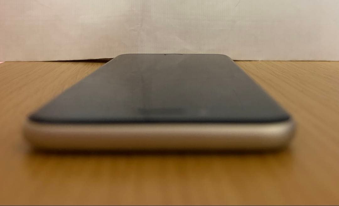 iphonese 第2世代 本体 未使用の充電ケーブル付ホームボタンある機種です