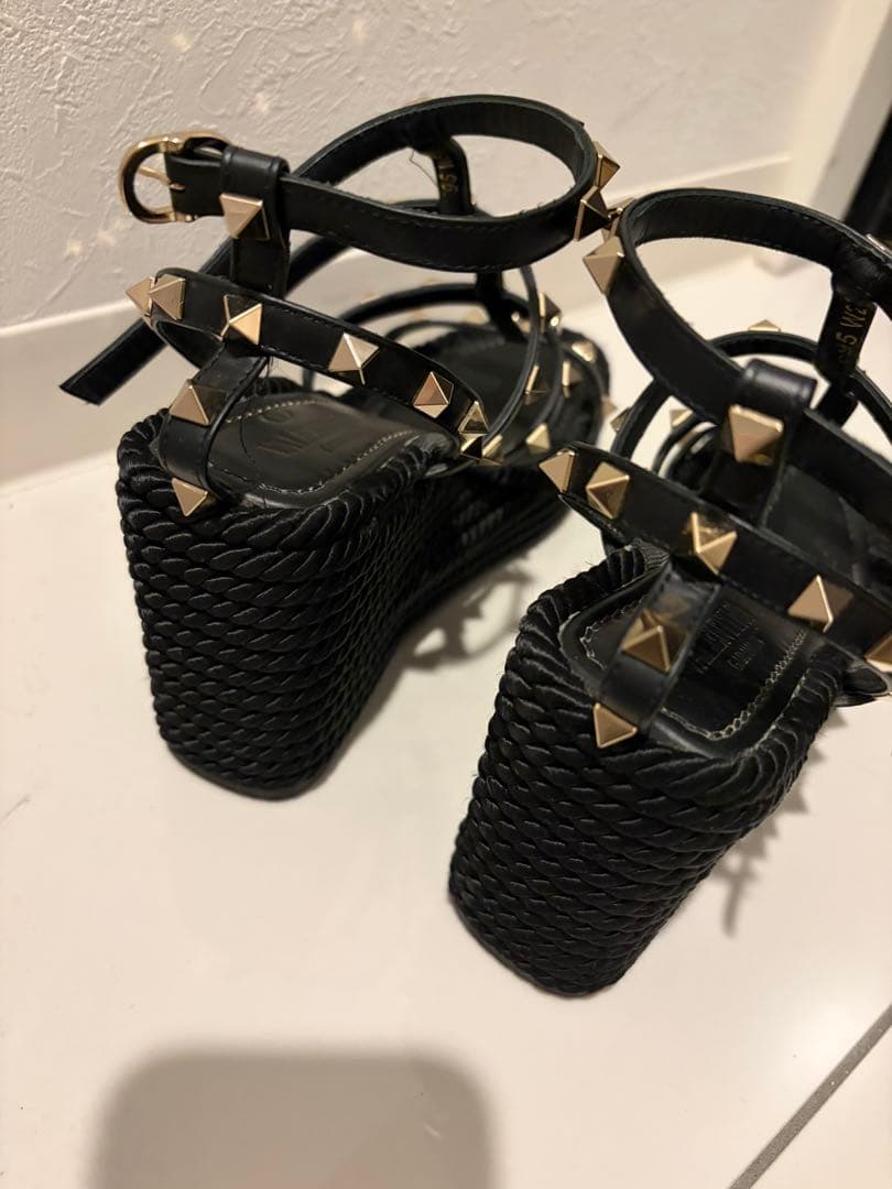 VALENTINO ウェッジソールサンダル　ヒール　スタッズ　ブラック36サイズ