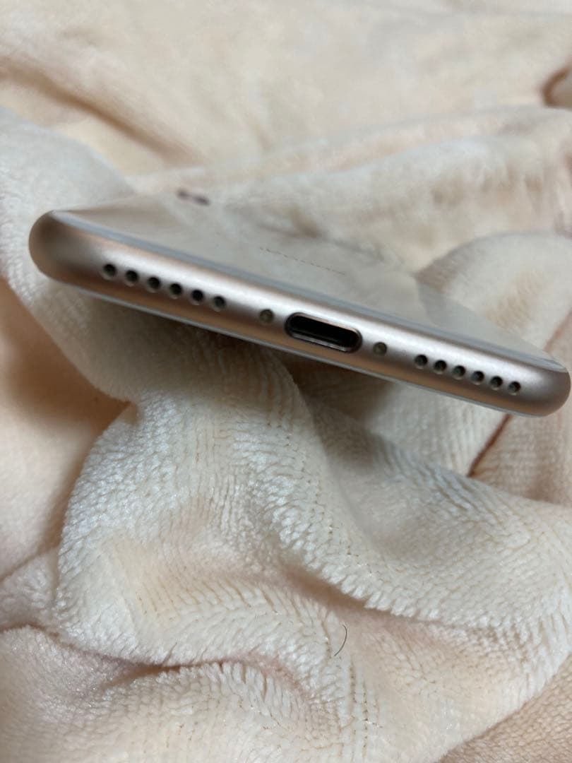 iPhone8 ゴールド64gb 多分美品　バッテリー77% SIMロック解除
