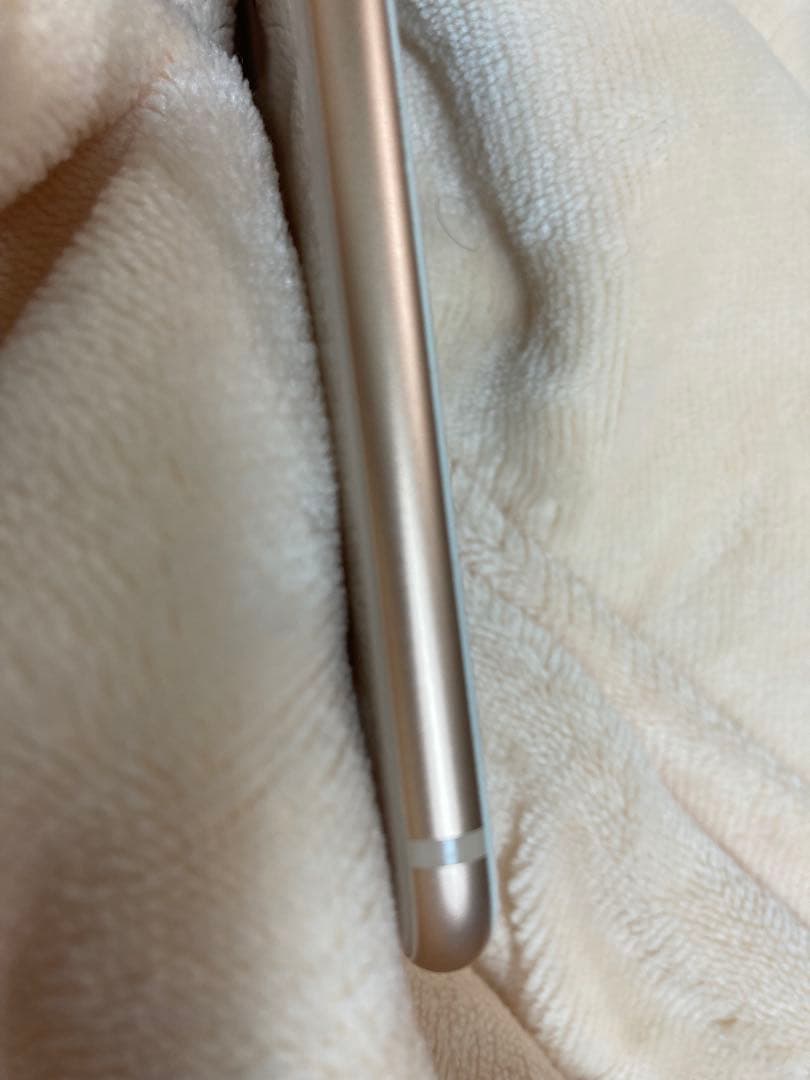 iPhone8 ゴールド64gb 多分美品　バッテリー77% SIMロック解除