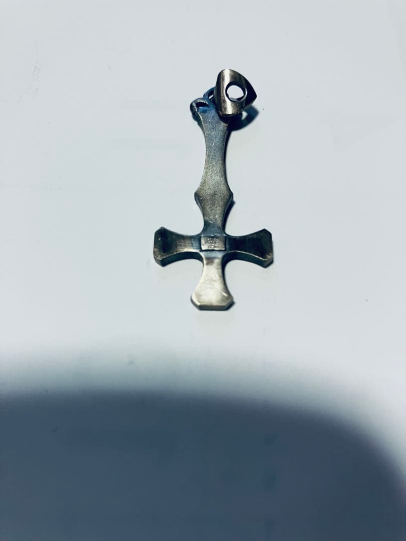 Mad Graffiti リベリアス クロス ペンダントトップ　逆十字