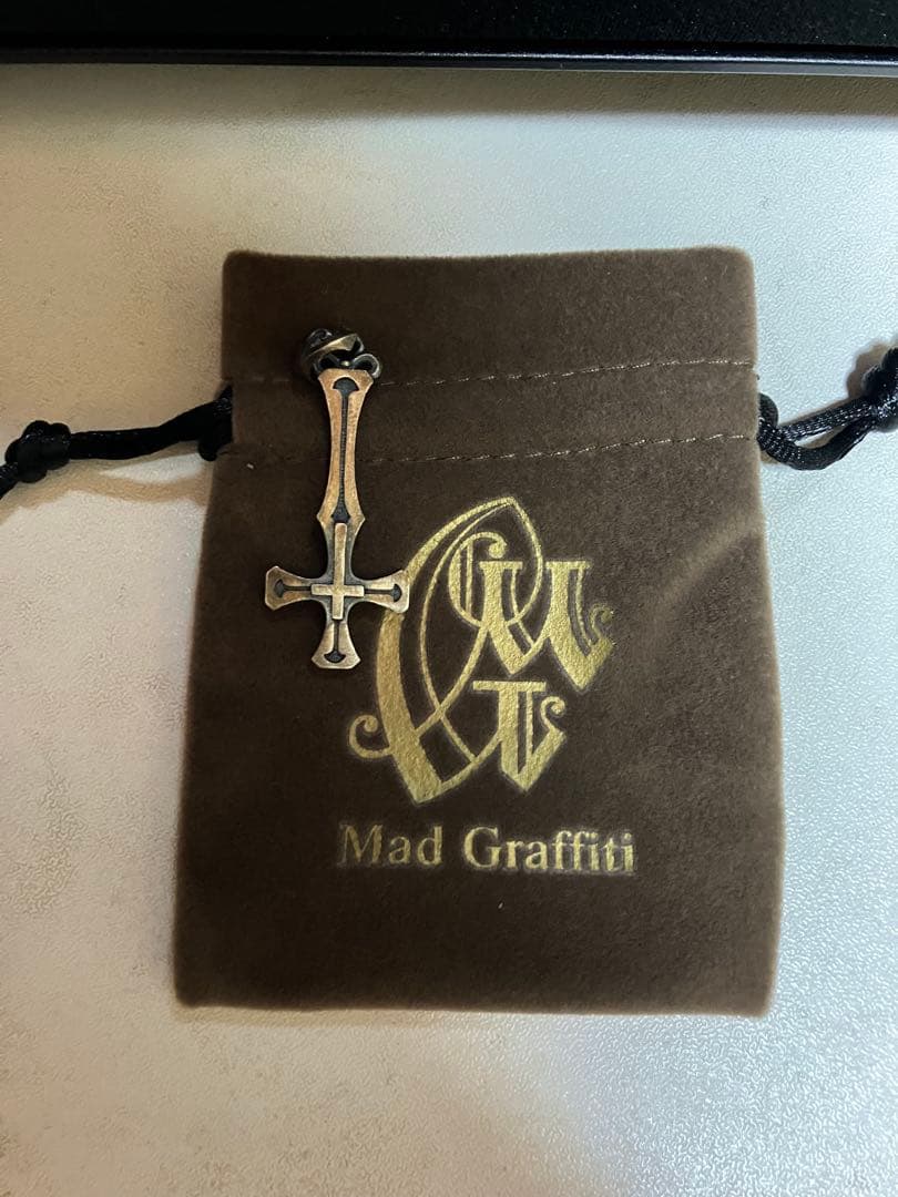 Mad Graffiti リベリアス クロス ペンダントトップ　逆十字