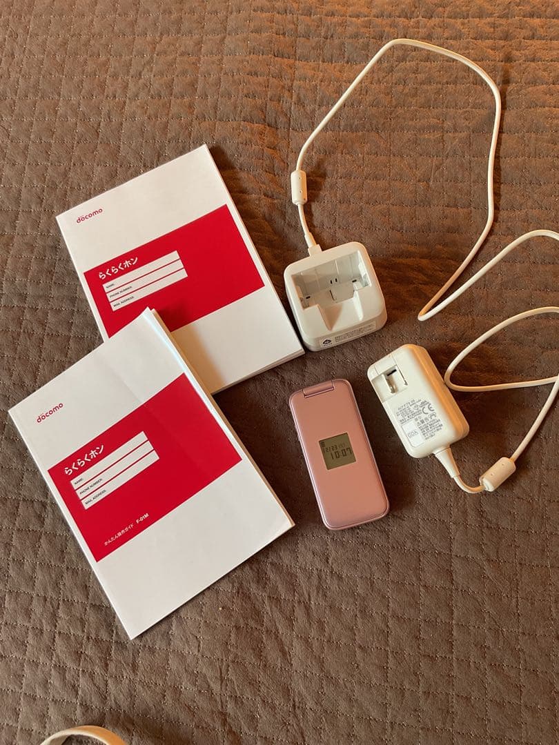 ピンク 折りたたみ式携帯電話 本体 充電器付き