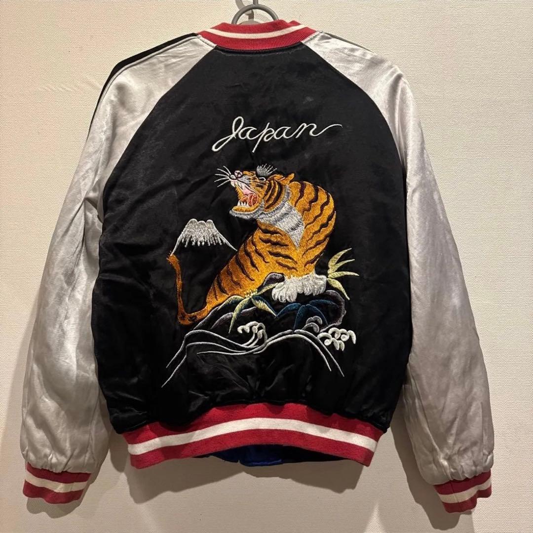 スカジャン 虎と鷹の刺繍 サテン製 赤 黒 青 リバーシブル