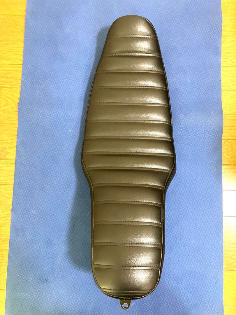 ハーレー　ダイナ　シート　Day Dream タックロール　コブラシート