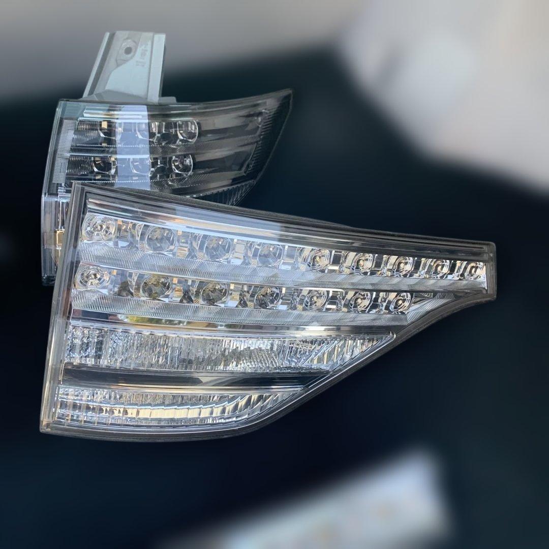 トヨタ　エスティマ　ハイブリッド　AHR20 純正リアテールランプ　中古品