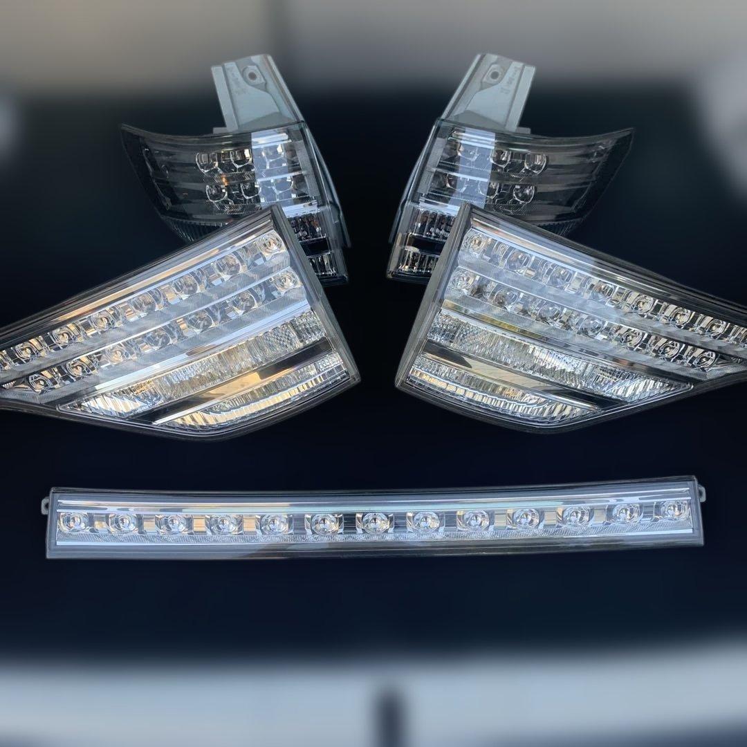 トヨタ　エスティマ　ハイブリッド　AHR20 純正リアテールランプ　中古品