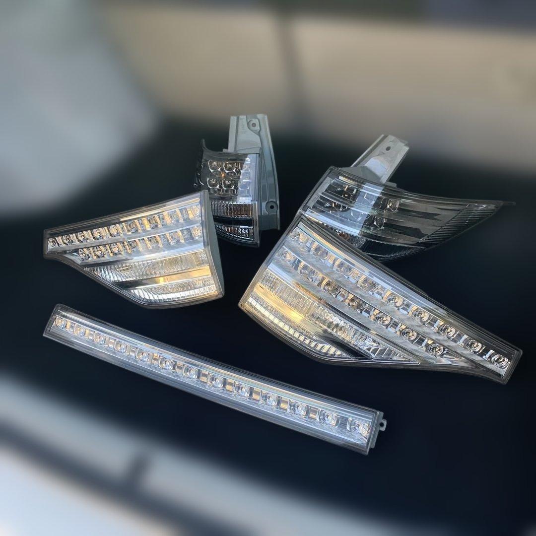 トヨタ　エスティマ　ハイブリッド　AHR20 純正リアテールランプ　中古品