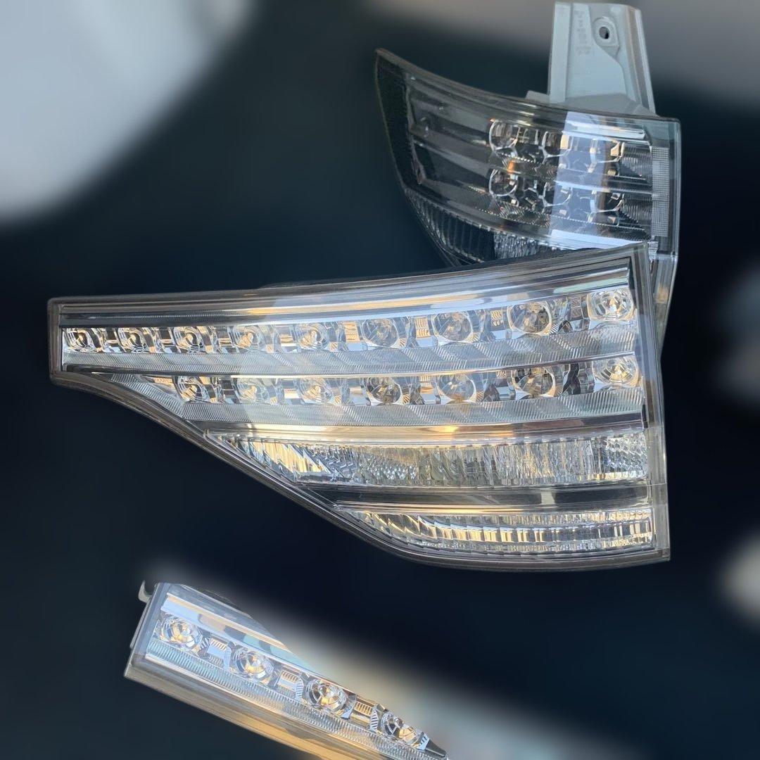 トヨタ　エスティマ　ハイブリッド　AHR20 純正リアテールランプ　中古品