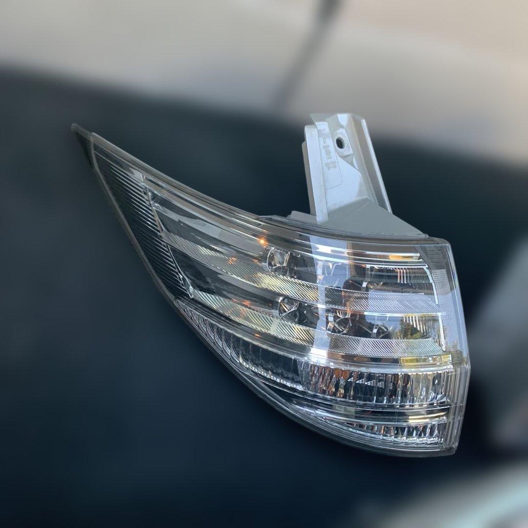 トヨタ　エスティマ　ハイブリッド　AHR20 純正リアテールランプ　中古品