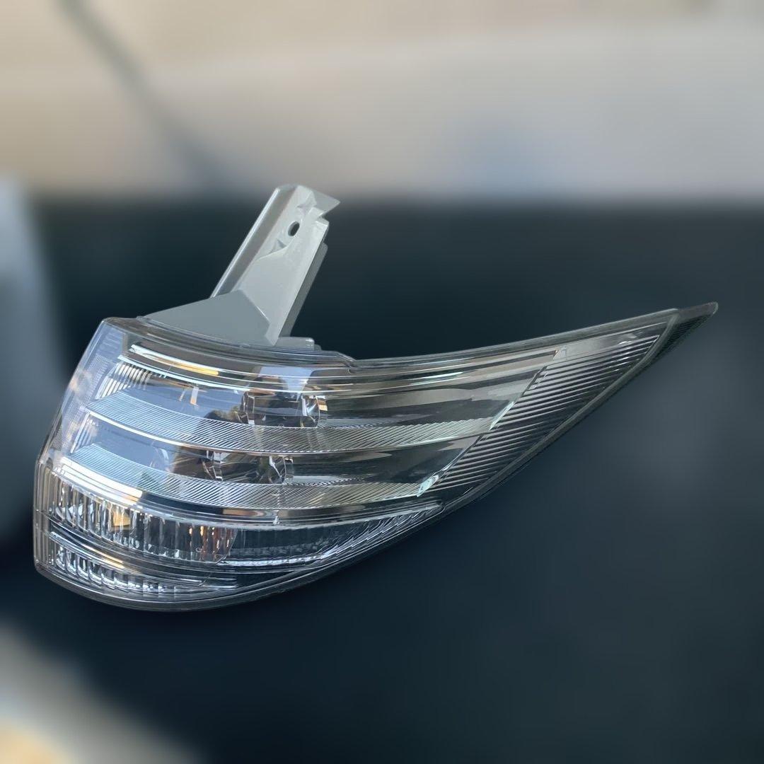 トヨタ　エスティマ　ハイブリッド　AHR20 純正リアテールランプ　中古品