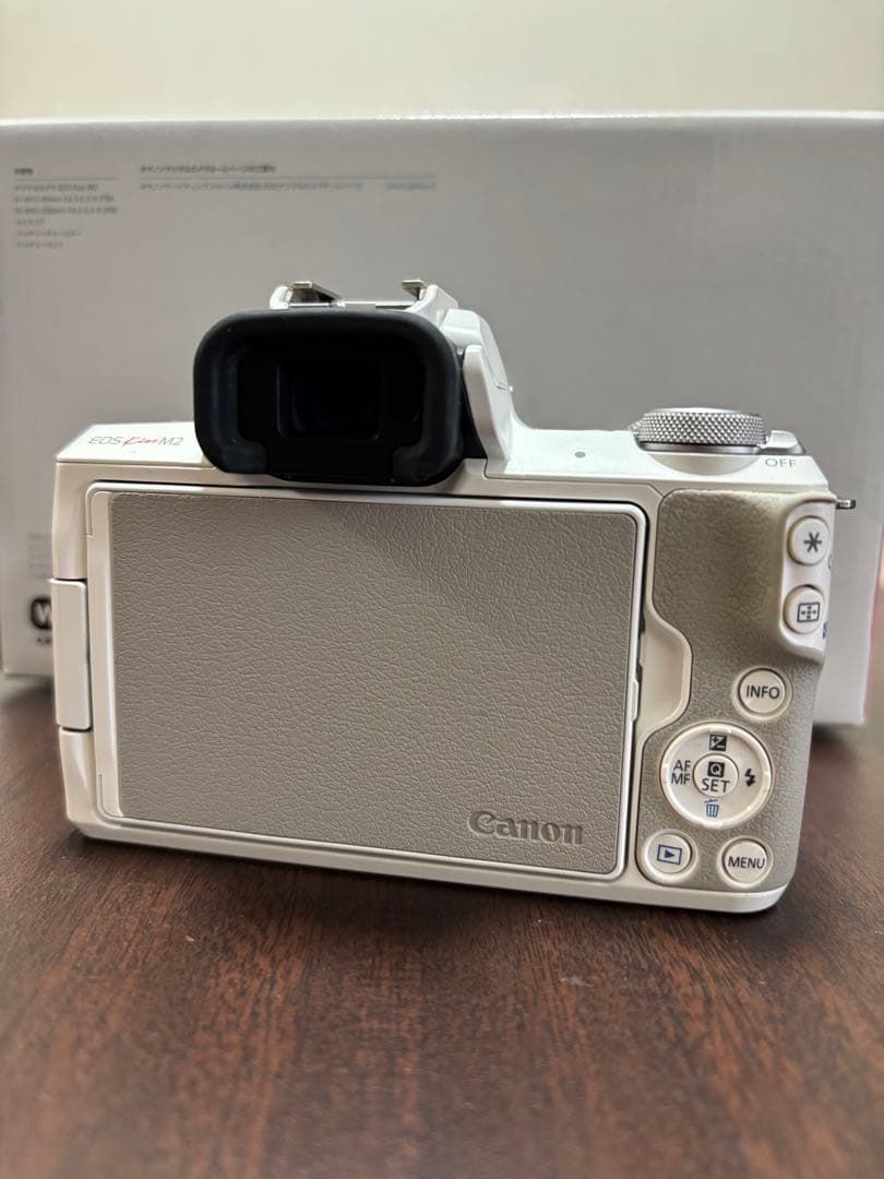 Canon EOS Kiss M2 ダブルレンズセット・純正電池パック２個付