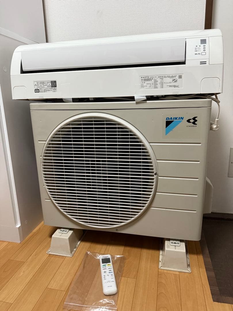 ダイキン ルームエアコン AR22WESK-W（2019年製）室内機と室外機付き