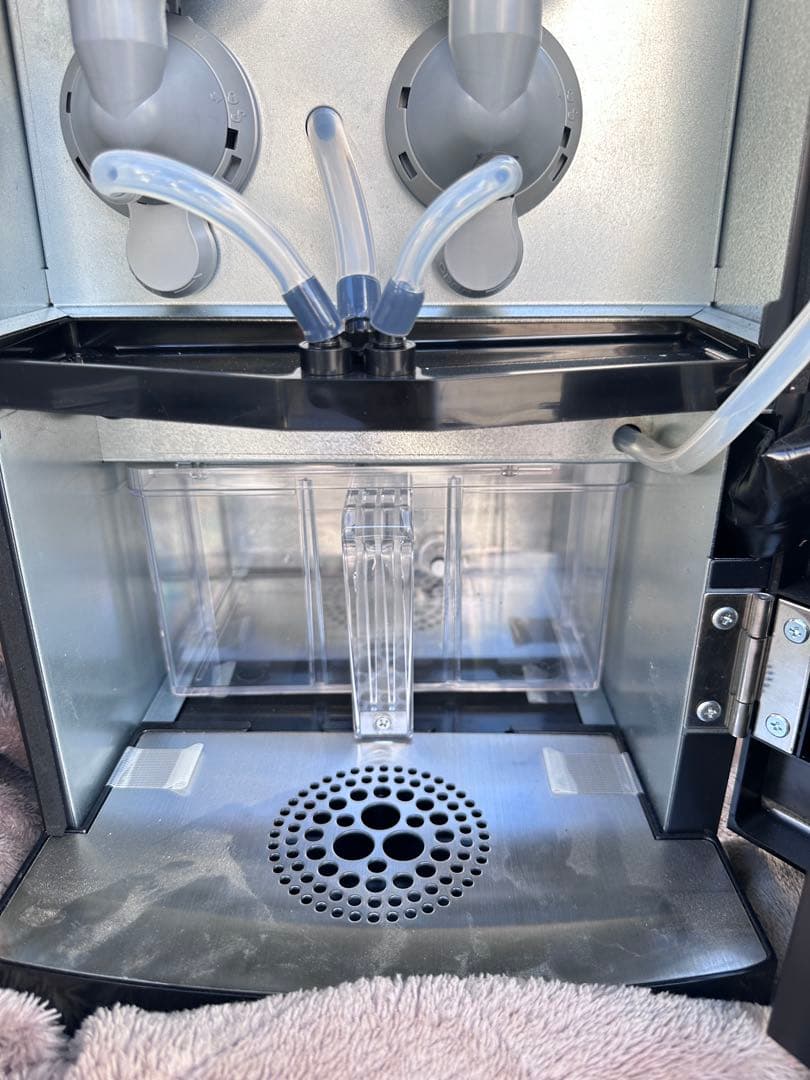 ネスカフェリオナ　水道工事が不要の内臓タンク式モデル。