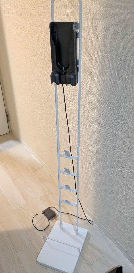 ダイソンコードレスクリーナー v10 sv12FF　専用スタンド付き