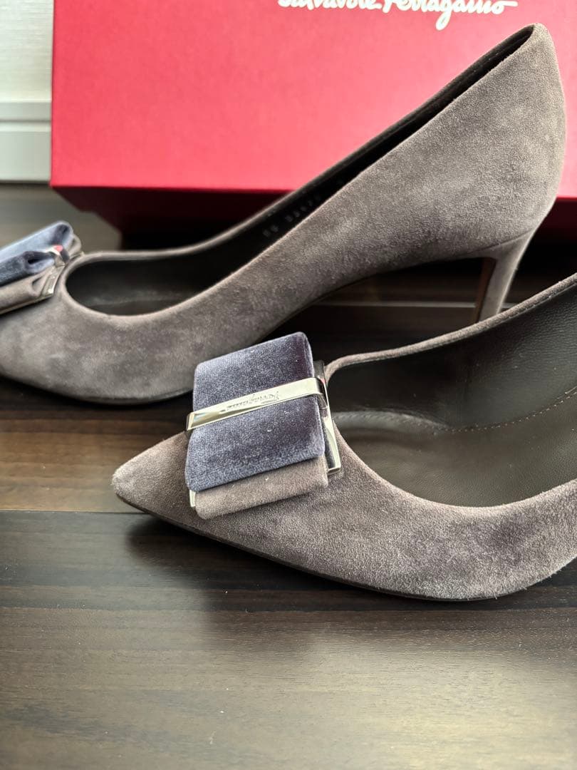 Salvatore Ferragamo グレーパンプス　(8D)