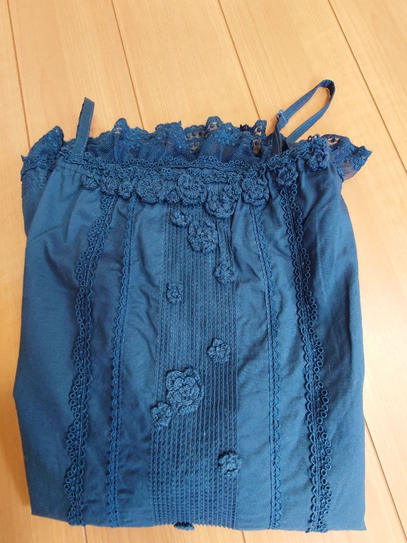 未使用　極美品ピンクハウスの花の刺繍と裾野 レースが美しい 藍色キャミソール