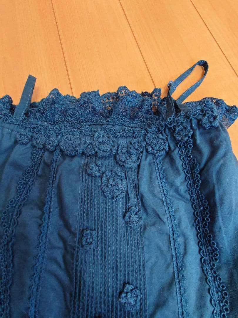 未使用　極美品ピンクハウスの花の刺繍と裾野 レースが美しい 藍色キャミソール