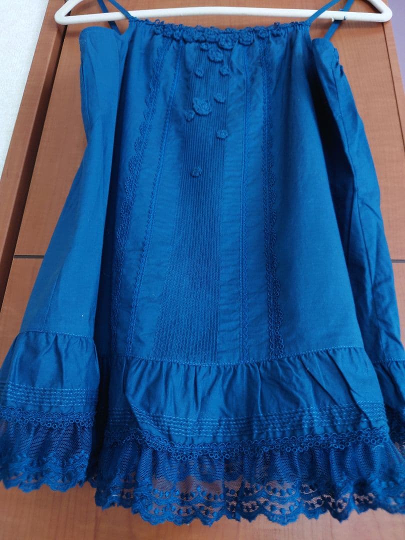 未使用　極美品ピンクハウスの花の刺繍と裾野 レースが美しい 藍色キャミソール