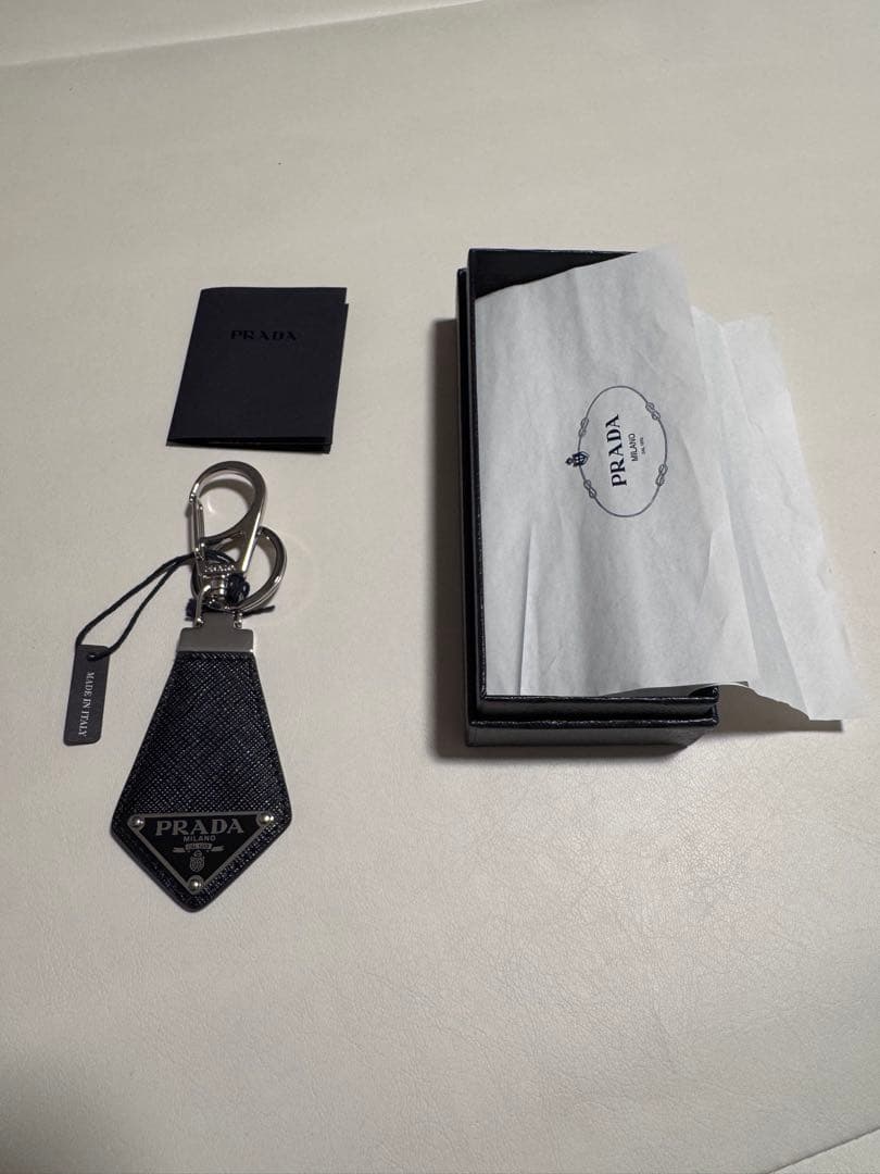 み　　未使用品　PRADA ブラックナイロン キーホルダー