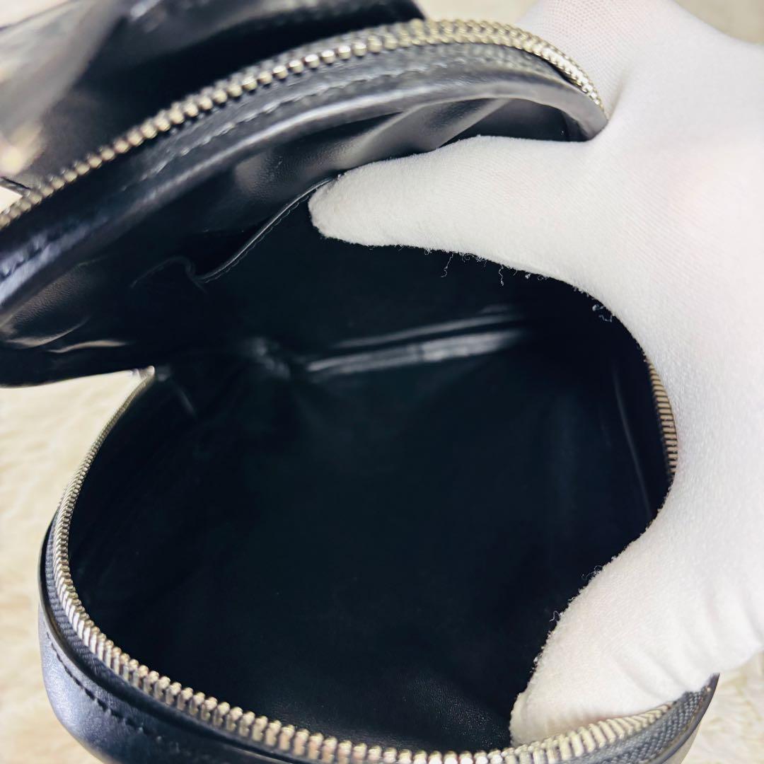 クロコダイル　ボディバッグ　レザー　マットクロコ　ブラック　斜め掛け　尾鰭　背鰭