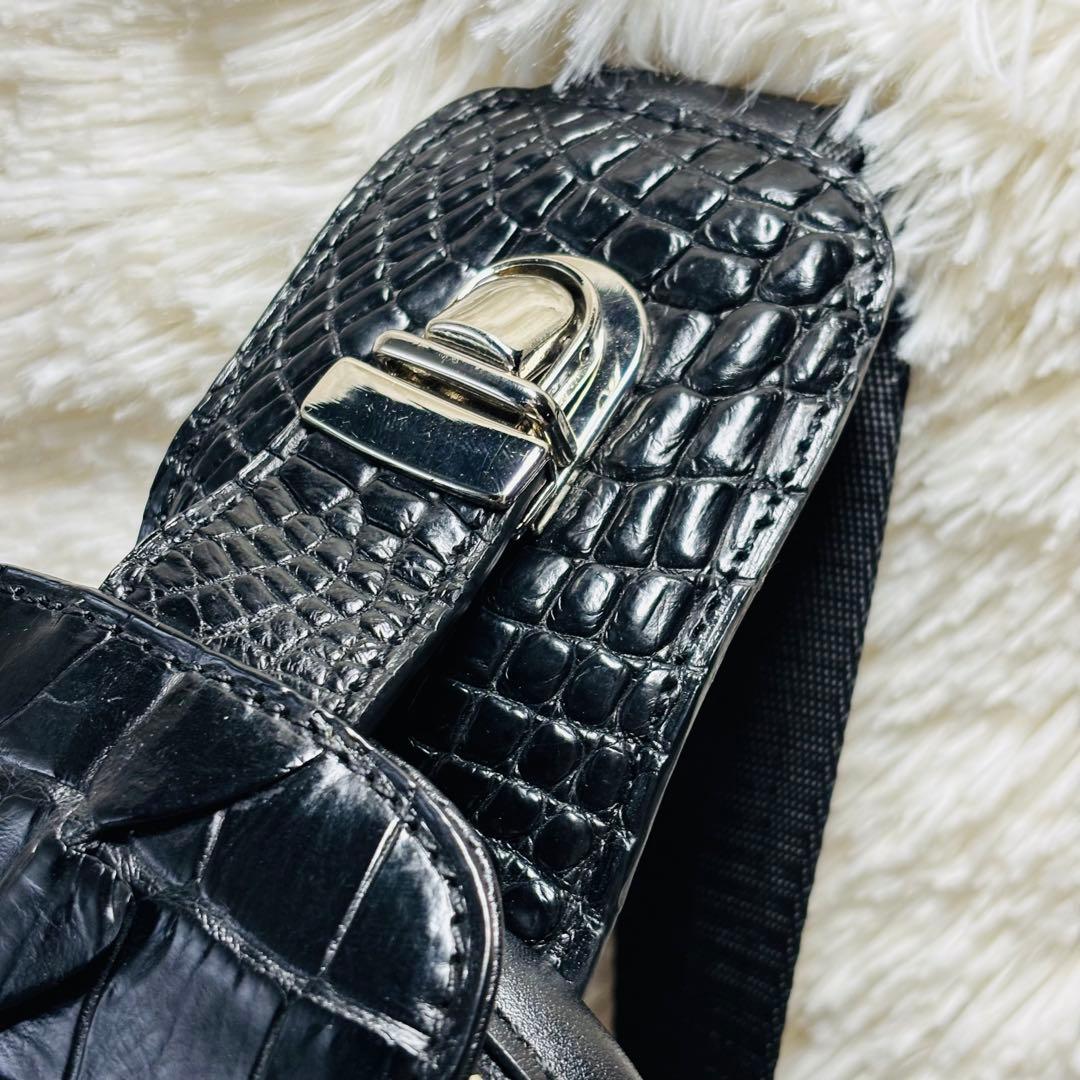 クロコダイル　ボディバッグ　レザー　マットクロコ　ブラック　斜め掛け　尾鰭　背鰭