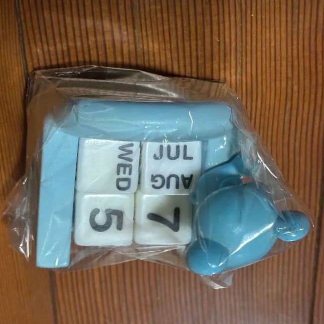 メゾピアノ　ポンポネット　カレンダー　ソファー