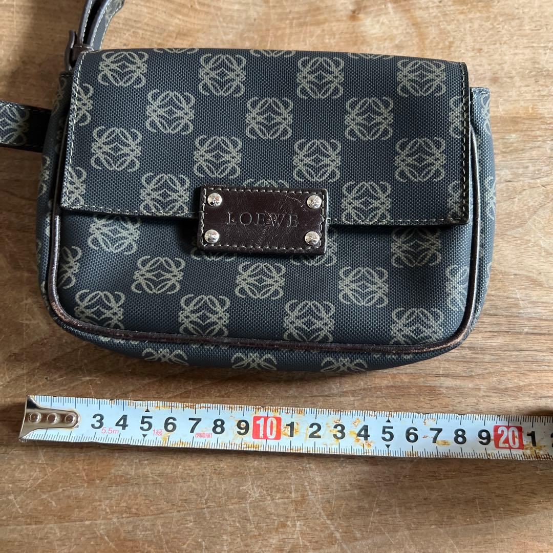 LOEWE ロゴ入り ボディバッグ