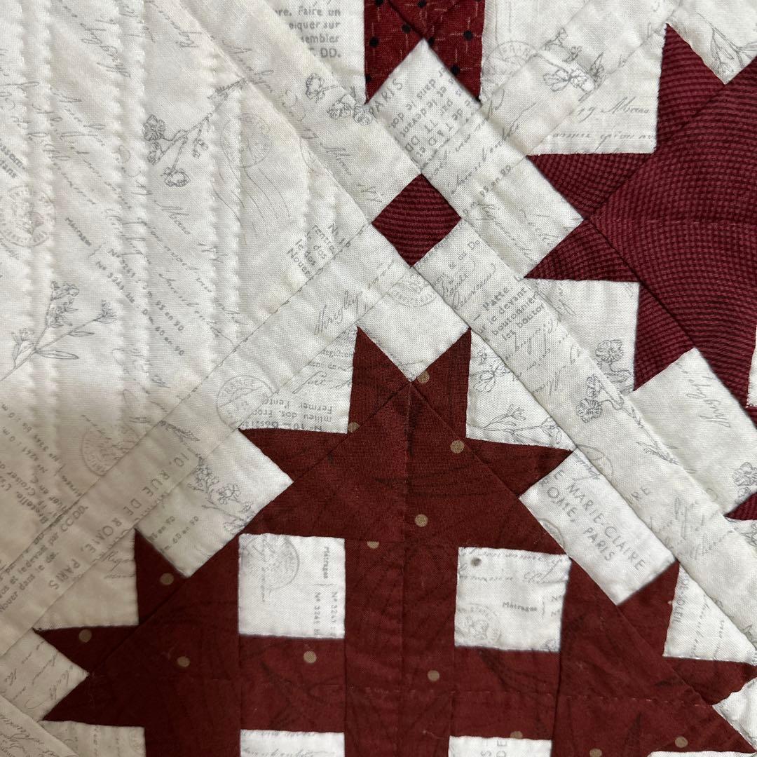 ＹＵＲＩＫＯハンドメイドパッチワークキルトの赤白のタペストリー