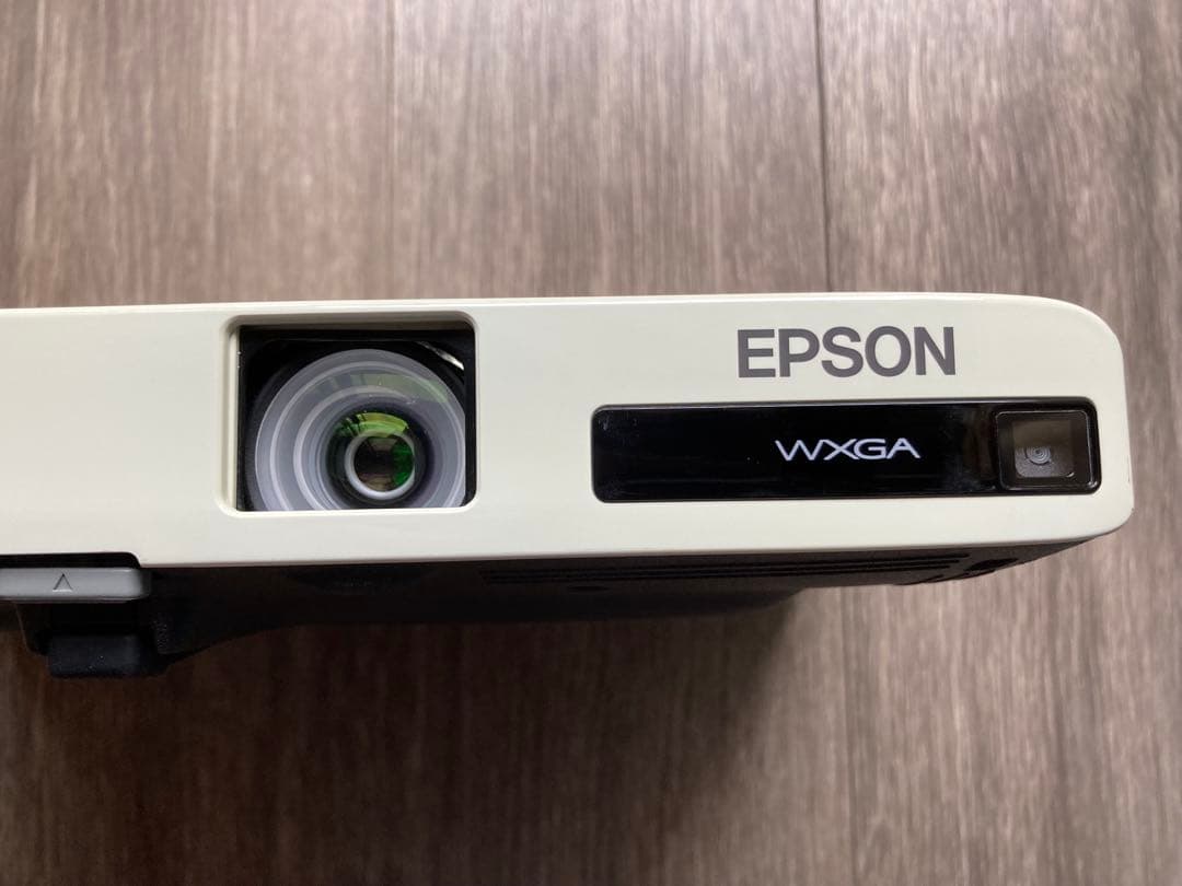 薄型軽量！EPSON EB-1776W 映像がキレイで持ち運びがらくらく