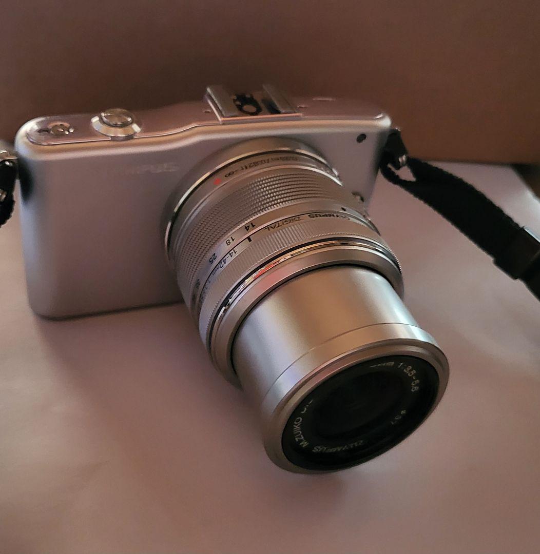 OLYMPUS ミラーレス一眼カメラ シルバー