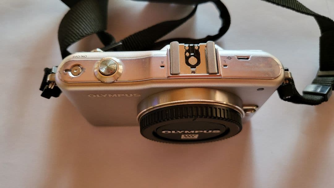 OLYMPUS ミラーレス一眼カメラ シルバー