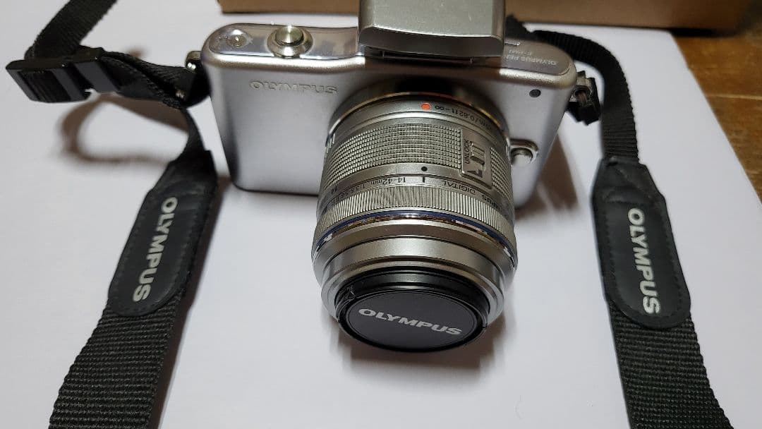 OLYMPUS ミラーレス一眼カメラ シルバー
