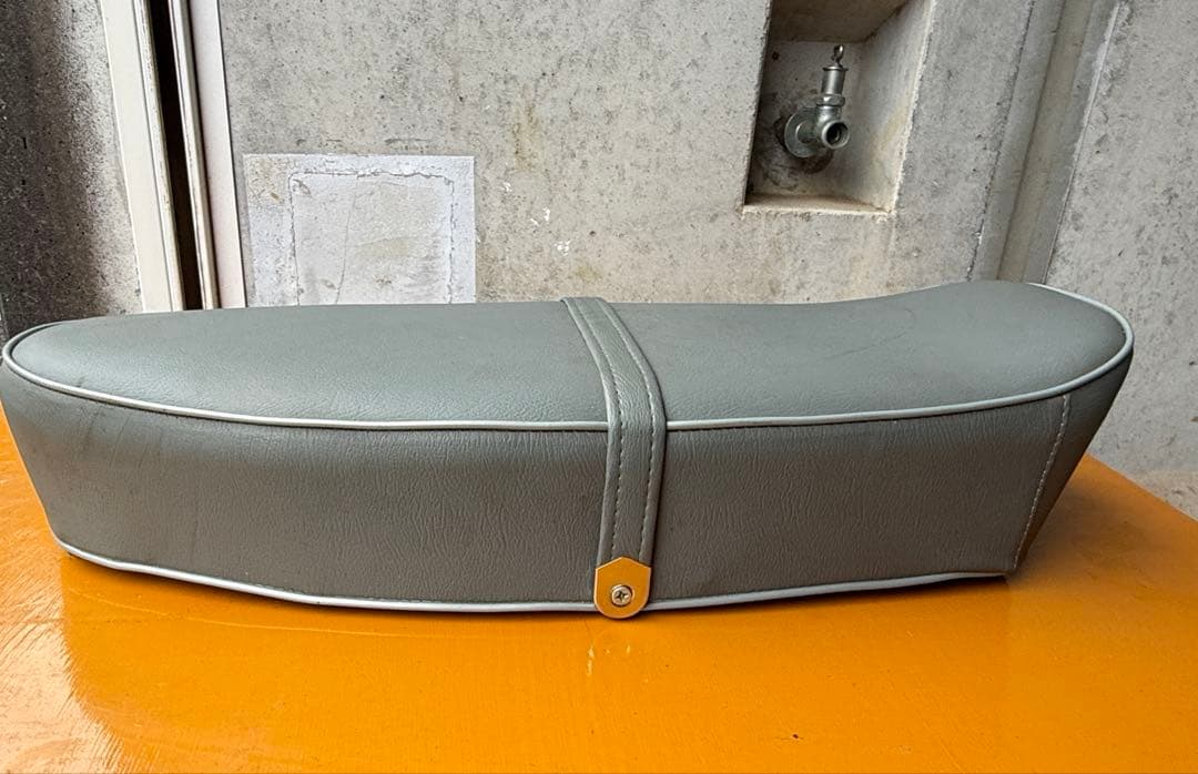 ベスパ50 100用ダブルシート　AQUILA バッチ　グレー