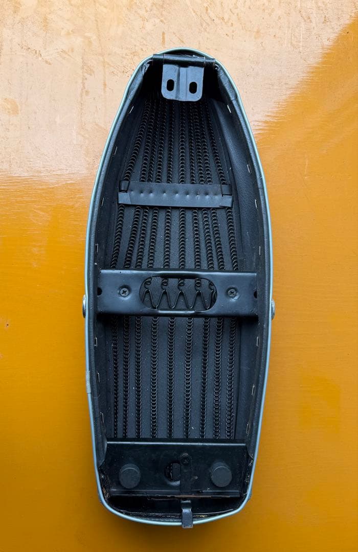 ベスパ50 100用ダブルシート　AQUILA バッチ　グレー