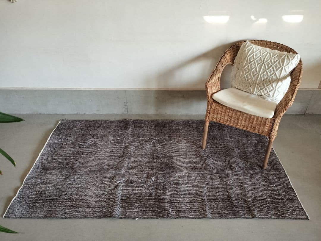 グレーのオーバーダイヴィンテージラグ　縁アリフラワー　No.683