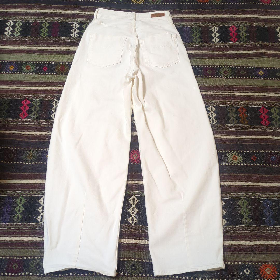 【美品】ヤヌーク　YANUK Laura カーブテーパードデニム　ホワイト　24