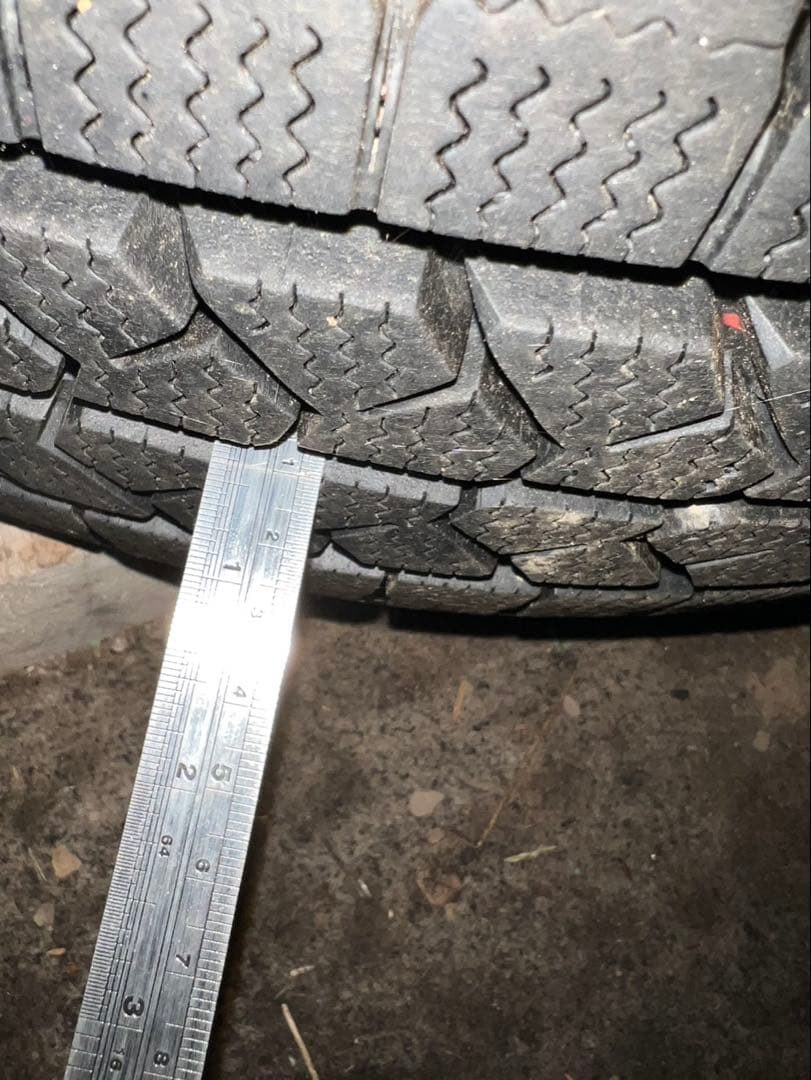 ハイエース　スタッドレスタイヤ　15インチ　①