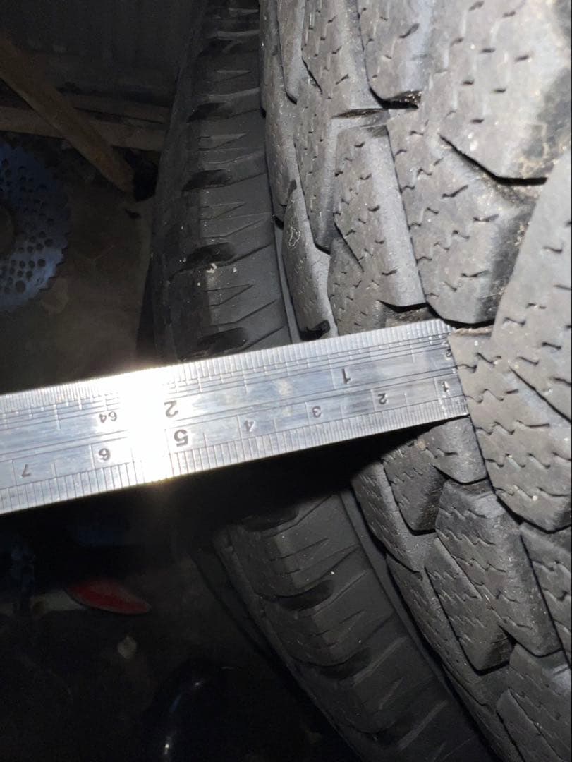 ハイエース　スタッドレスタイヤ　15インチ　①