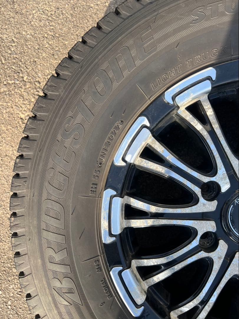 ハイエース　スタッドレスタイヤ　15インチ　①