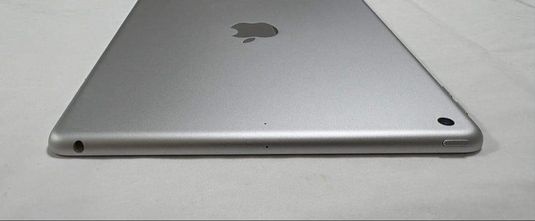 iPad ￼第６世代wi-fi 32GBシルバー 本体