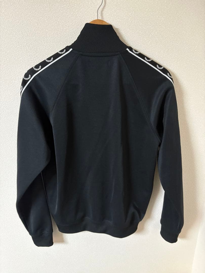 FRED PERRY黒のトラックジャケット、人気の商品