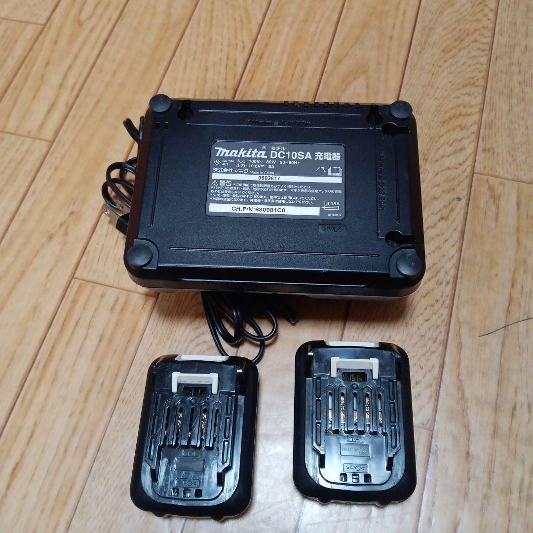 マキタ10.8V充電式クリーナCL106FDの２台セット純正バッテリ及び充電器付