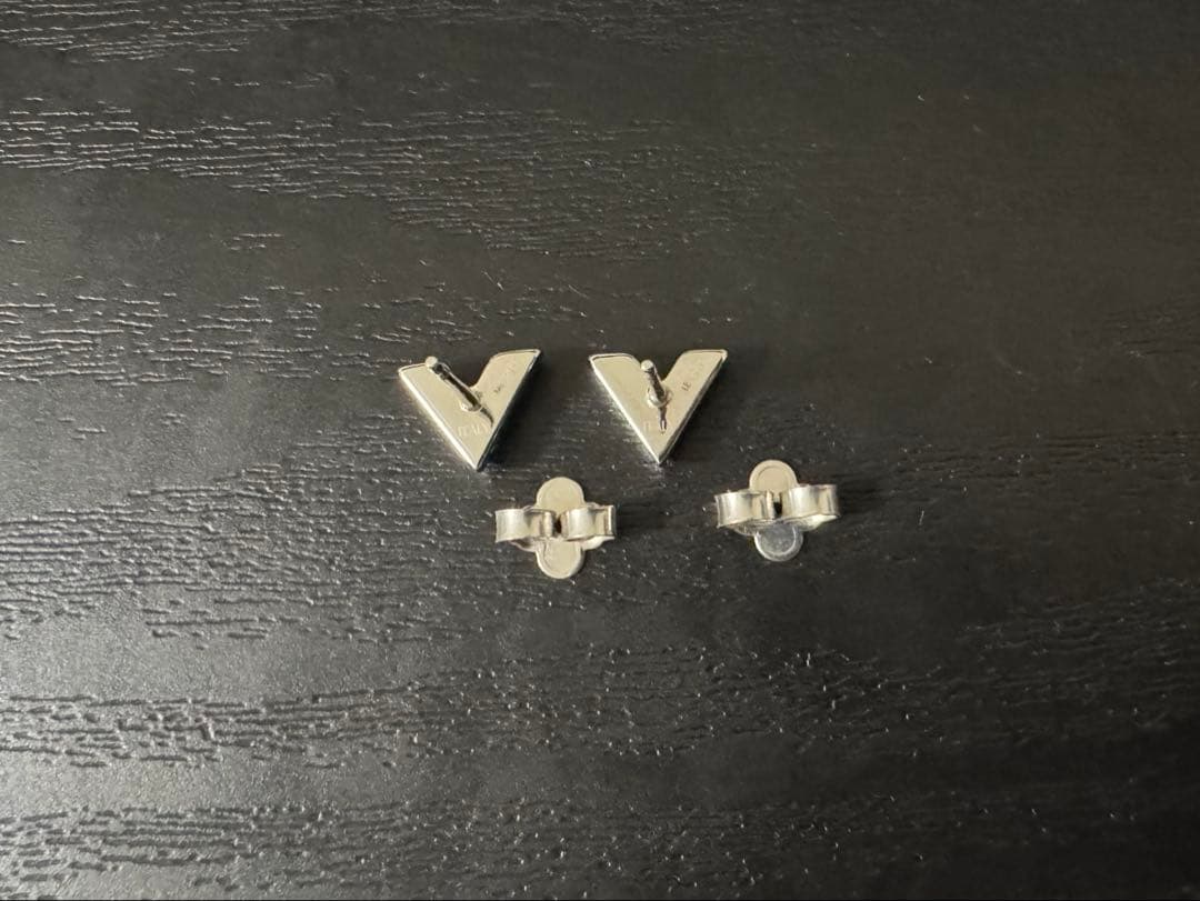 louis vuitton ピアス　エセンシャルV