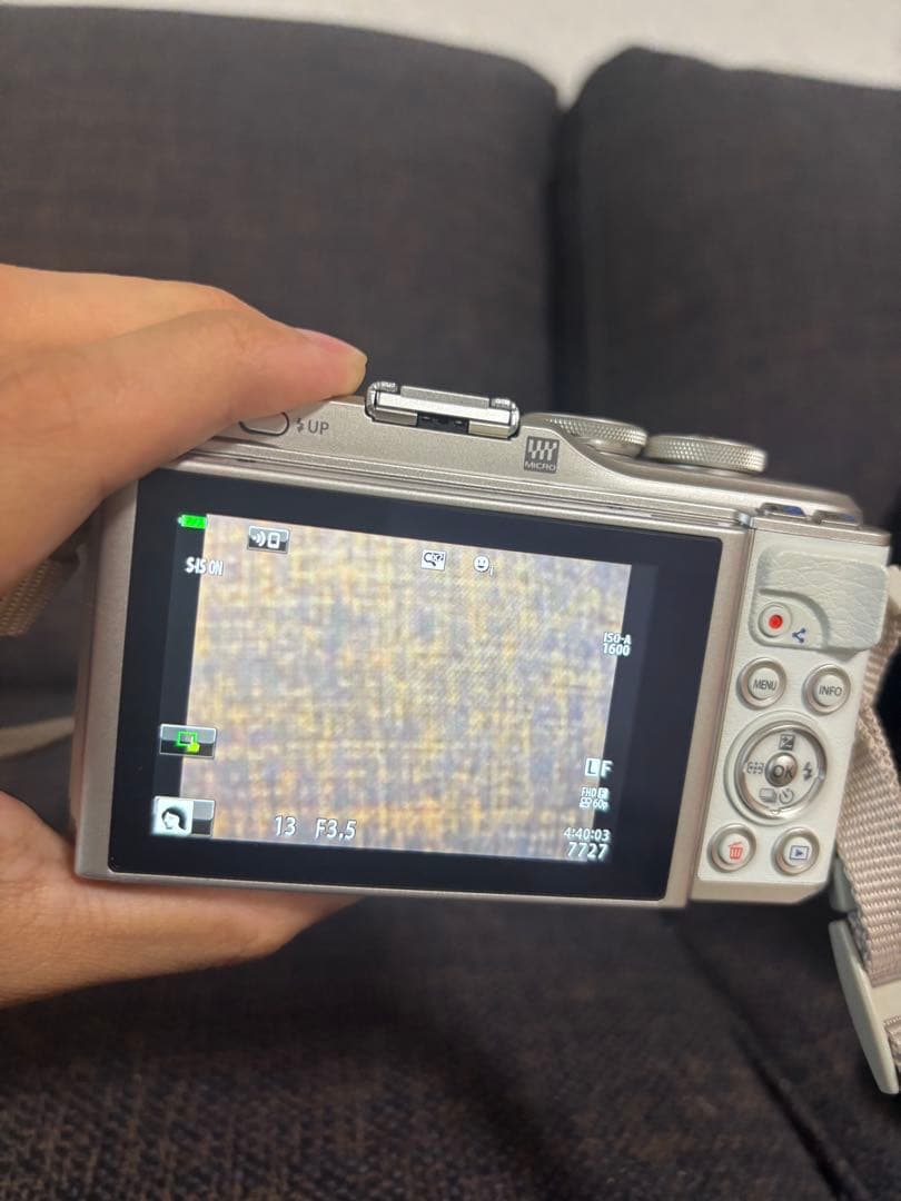 Olympus E-PL10 ミラーレスカメラ シルバー