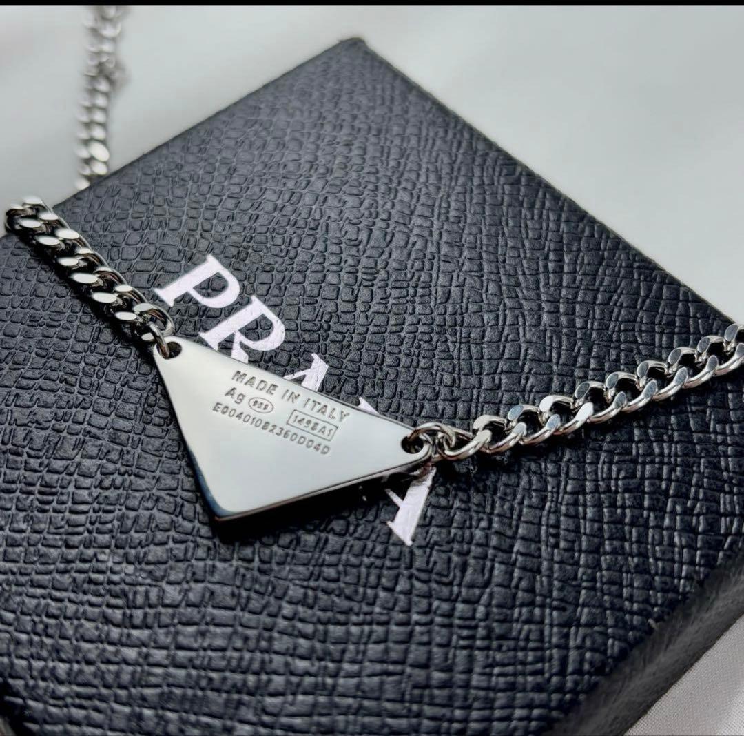 PRADA シルバー トライアングル ネックレス