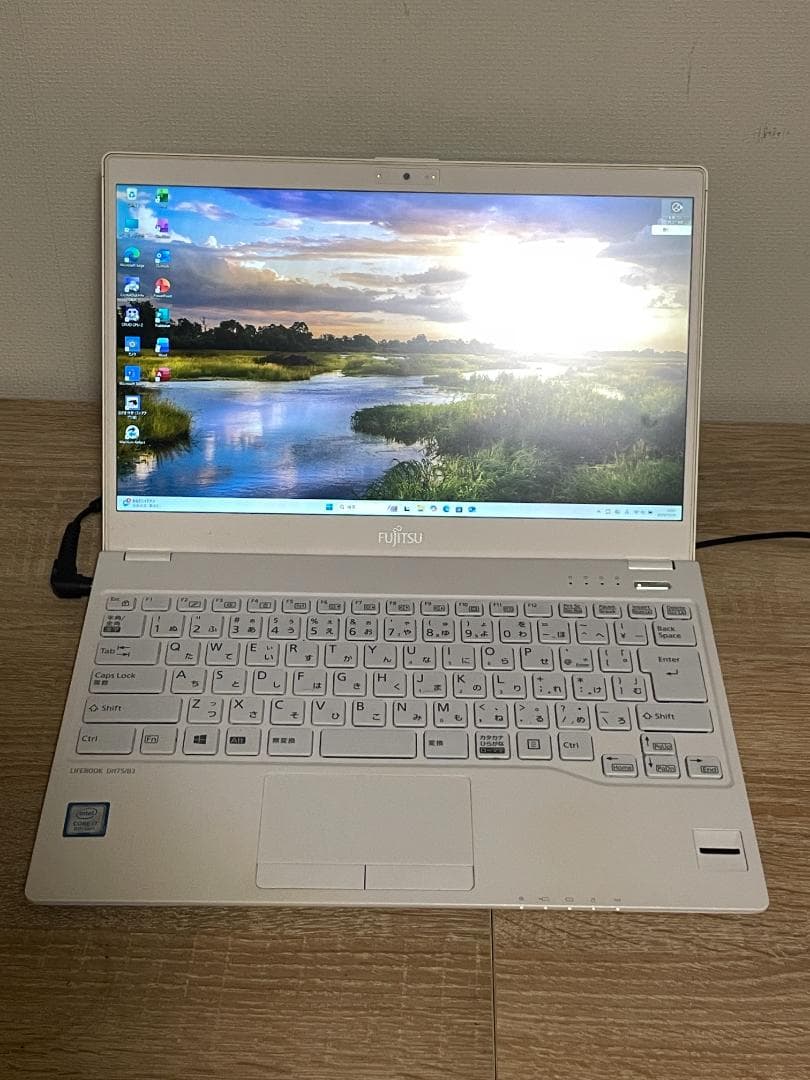 7085★富士通軽量ノートPC　UH75★8代Core i7★SSD★Win11