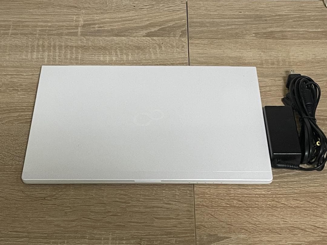 7085★富士通軽量ノートPC　UH75★8代Core i7★SSD★Win11